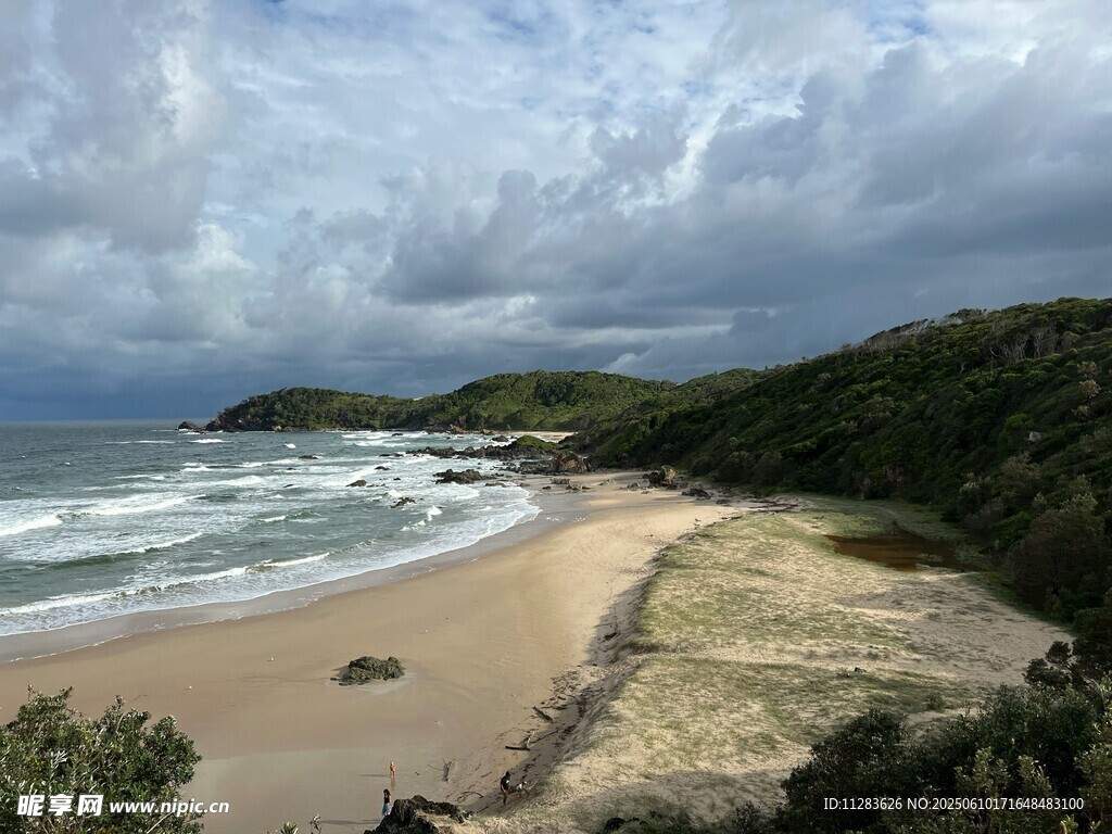 美麗海濱沙灘與起伏山巒