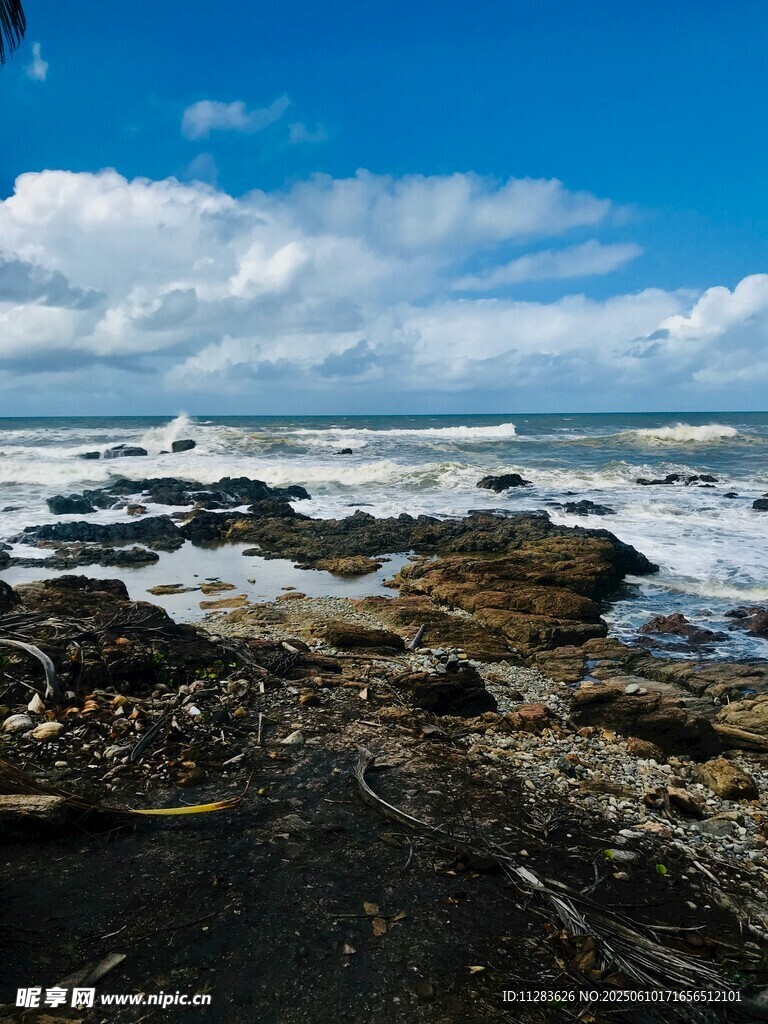 海邊礁石與翻涌海浪