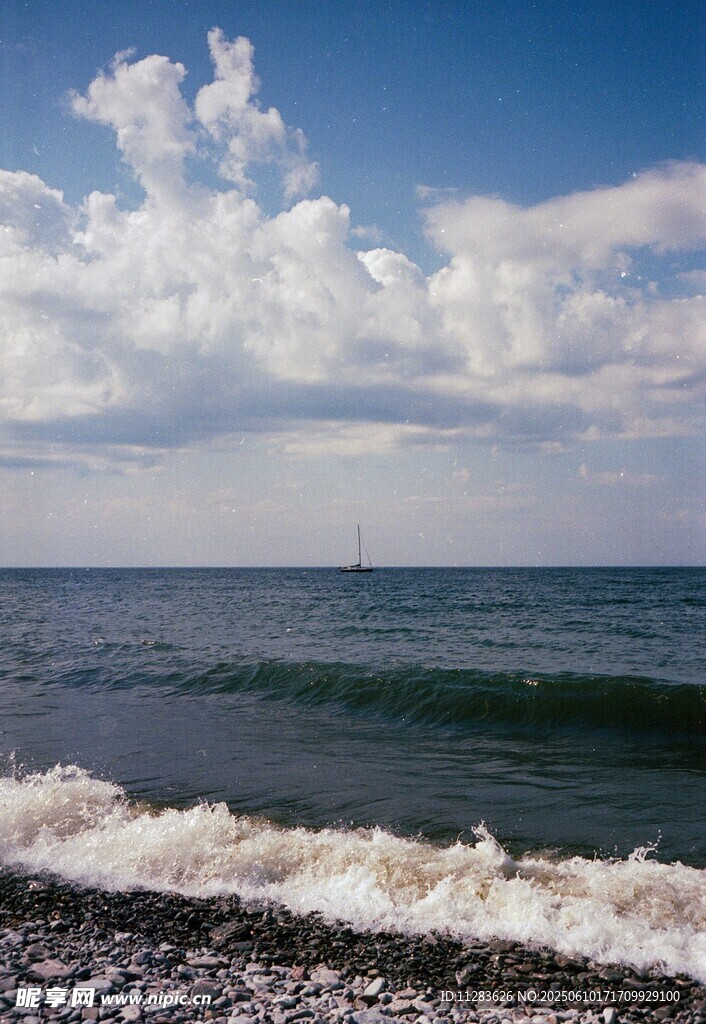 浪花與白云相伴
