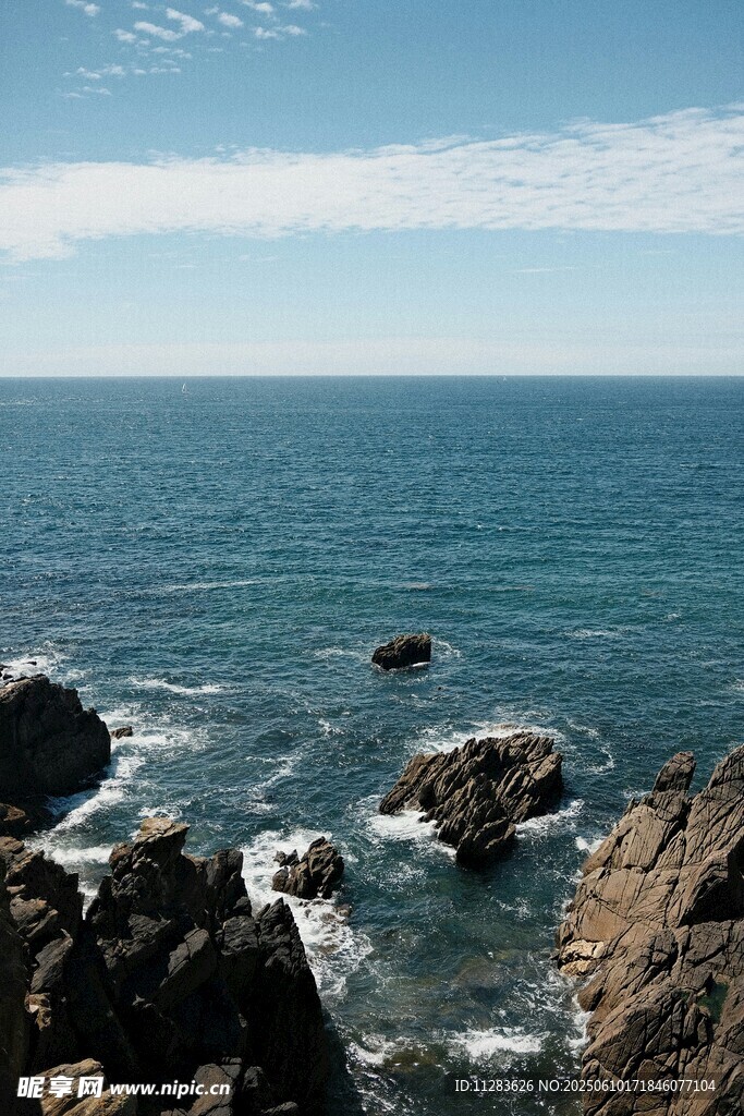海邊礁石與遼闊蔚藍大海