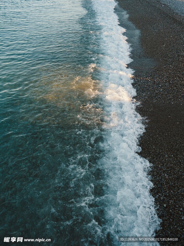 海浪拍打黑色沙灘美景