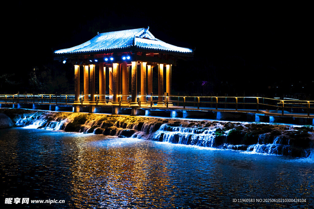 湖畔夜景中的璀璨古風(fēng)亭