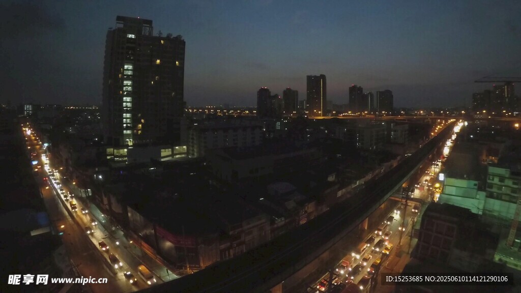 城市夜幕下的璀璨街道