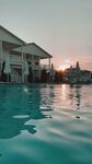 夕陽下的泳池與岸邊建筑