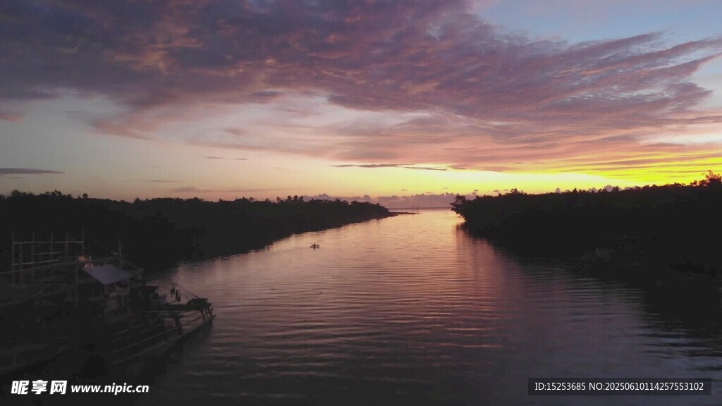 河畔絢麗晚霞美景