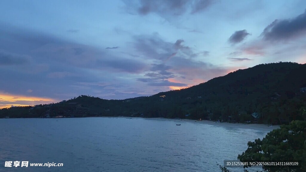 湖畔黃昏美景