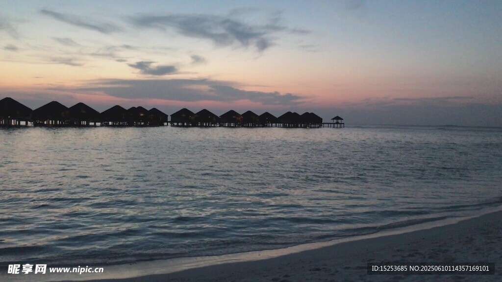 海邊日落時的水上屋美景