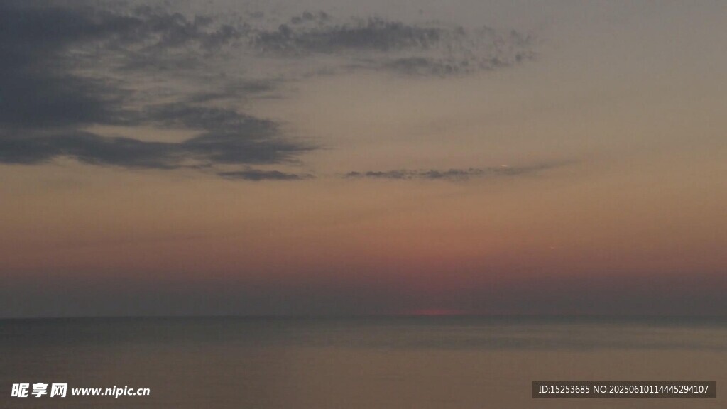 黃昏時分的海面美景
