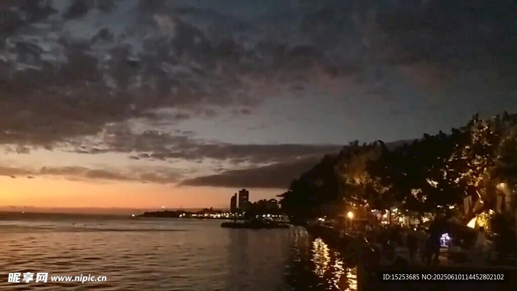 黃昏下的海濱浪漫夜景