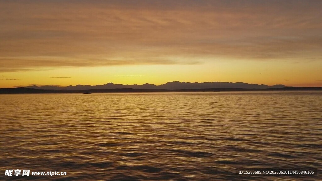 夕陽下的寧靜湖面
