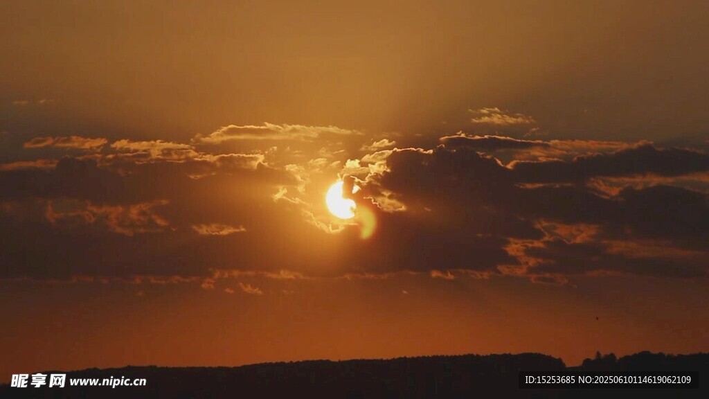 夕陽西下映云霞