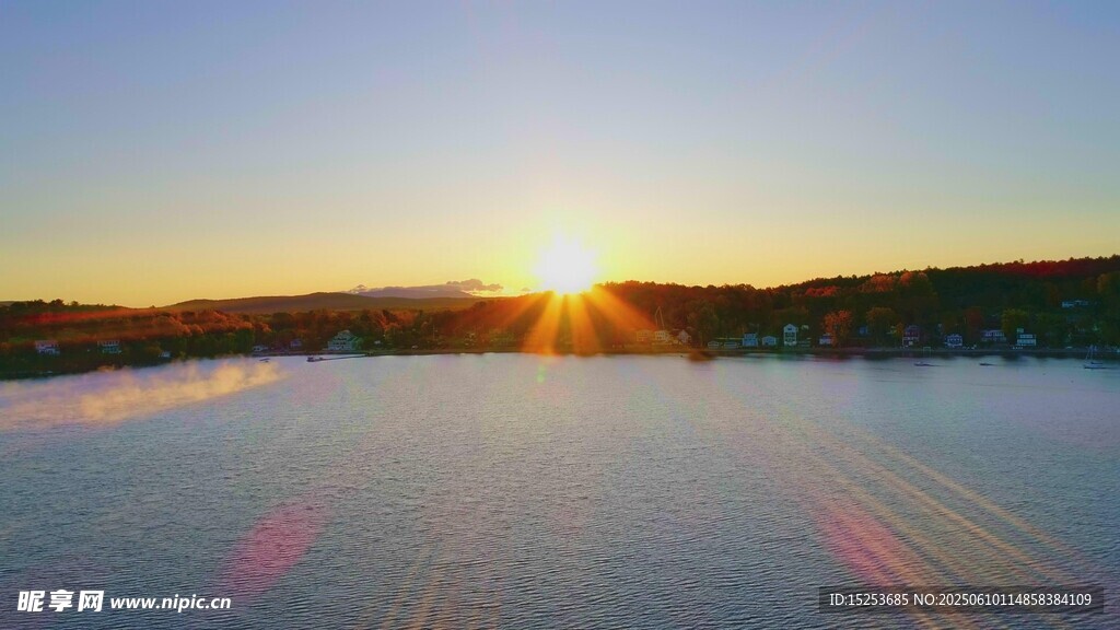 夕陽下波光粼粼的水面