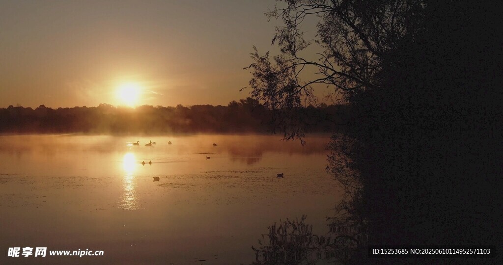 夕陽下寧靜的湖面美景