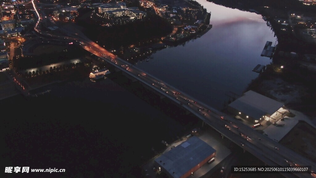 城市夜景中的橋梁與河流