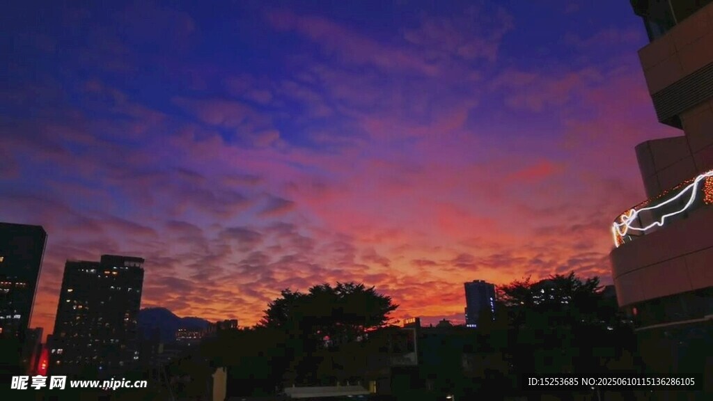 城市絢麗晚霞景觀