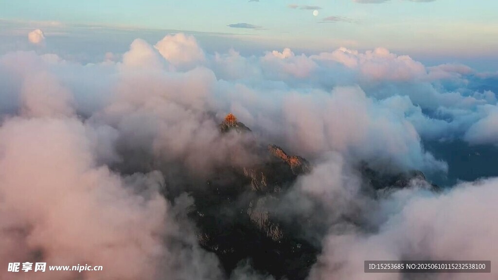 云海之上的壯麗天空景觀