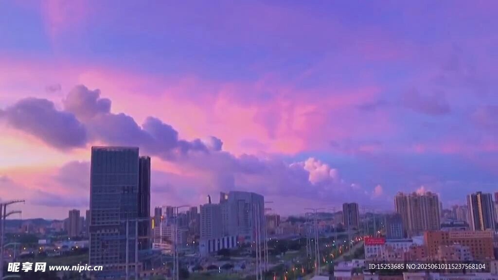 城市上空絢麗的晚霞景色