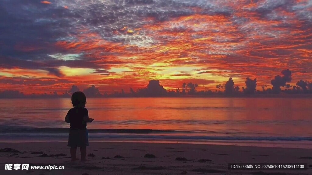 夕陽下海邊的孤獨(dú)身影