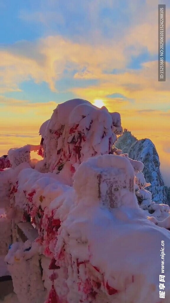 雪覆山巒的壯麗黃昏景色