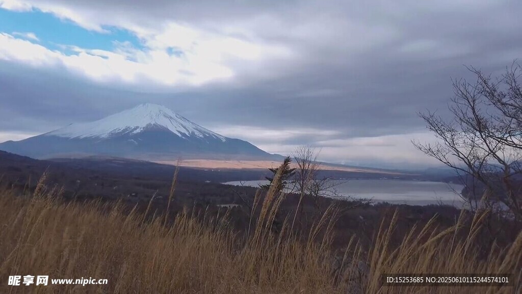 湖畔遠山