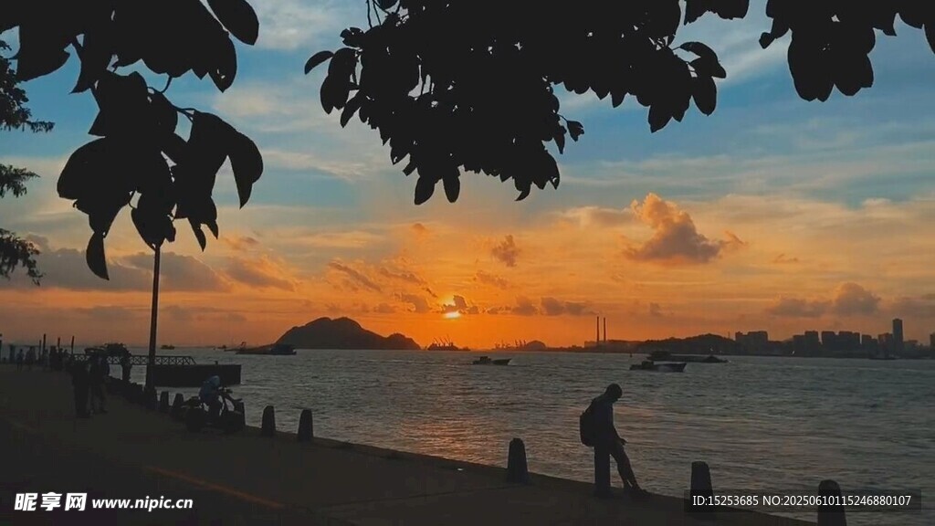 海邊日落時(shí)的浪漫景致