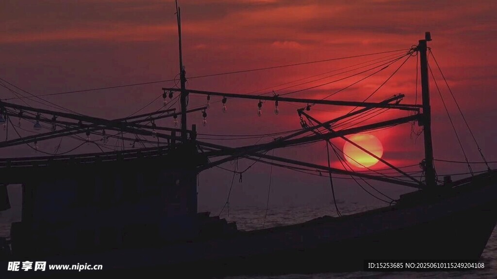 夕陽下的漁船剪影
