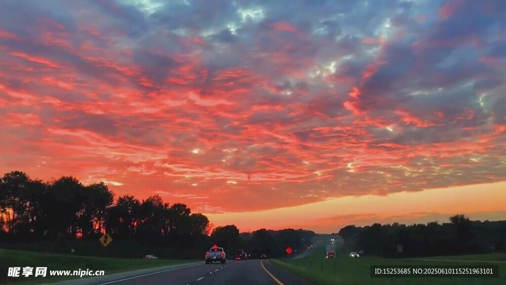 夕陽下的公路美景