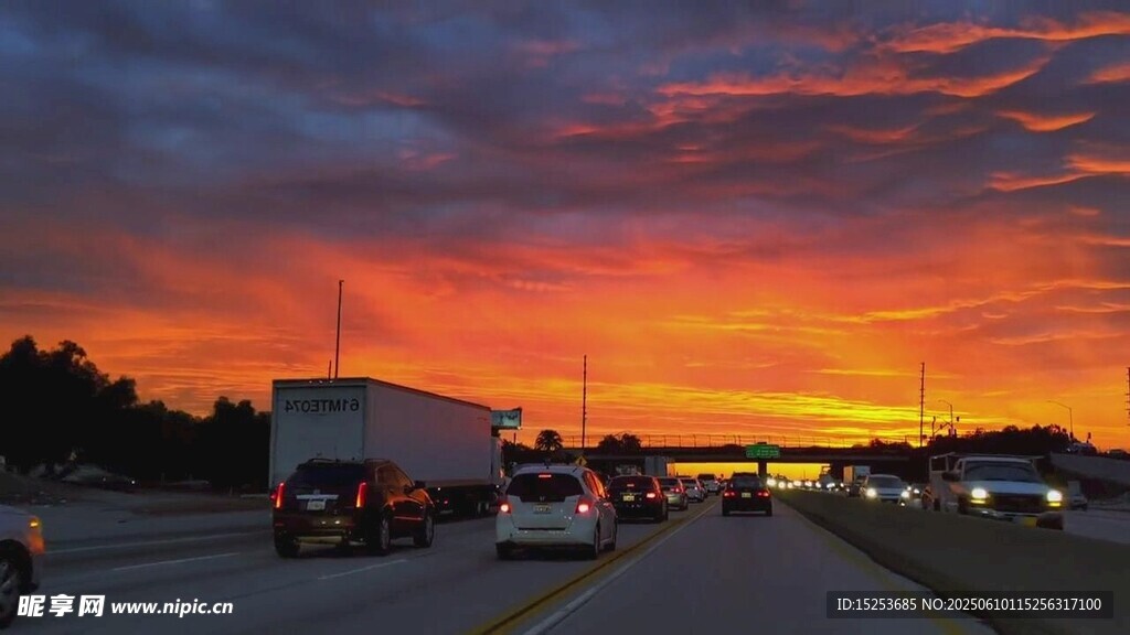夕陽下公路上的繁忙車流