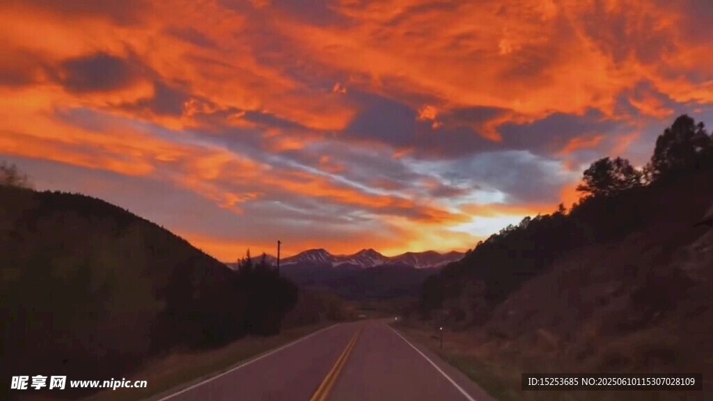 壯麗晚霞下的山間公路