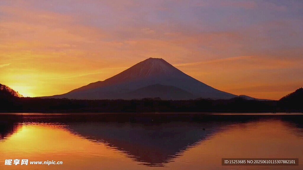 夕陽下的富士山與湖面倒影