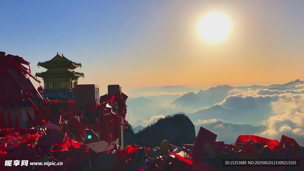 日出時分的壯美山景