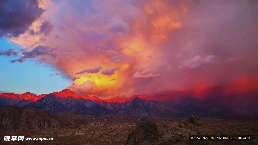 壯麗晚霞下的山巒美景