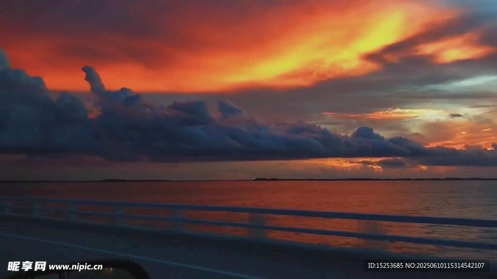 海上絢爛晚霞美景