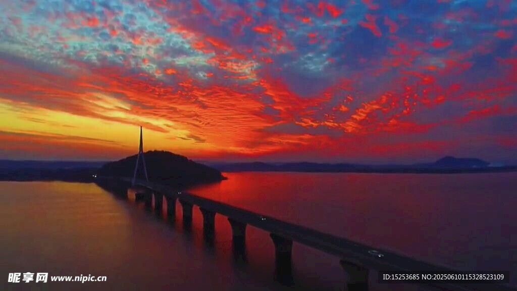 絢麗晚霞下的海上長橋