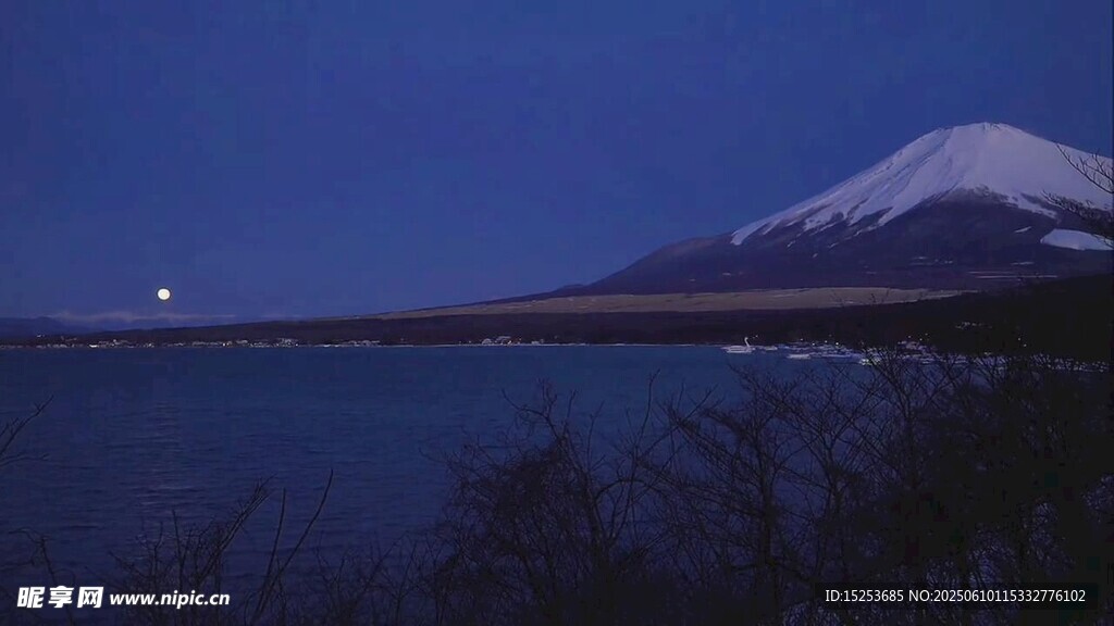 夜幕下的富士山與靜謐湖水