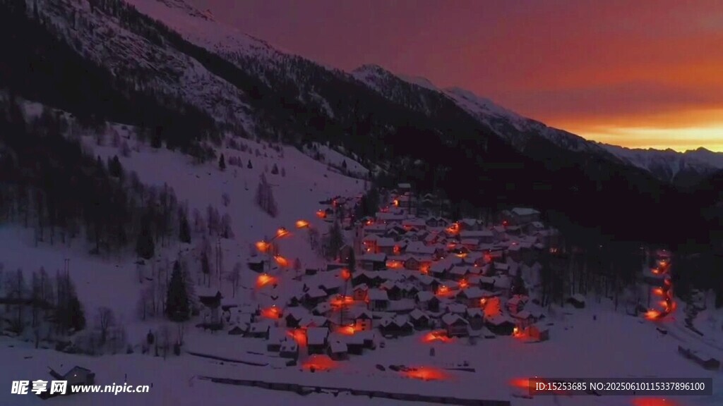 雪夜山間小鎮(zhèn)的溫暖燈火