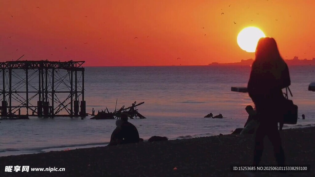 夕陽下海邊的孤獨身影