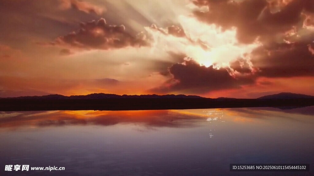 夕陽(yáng)下的靜謐湖面美景