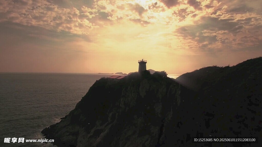 夕陽下山頂的孤獨建筑