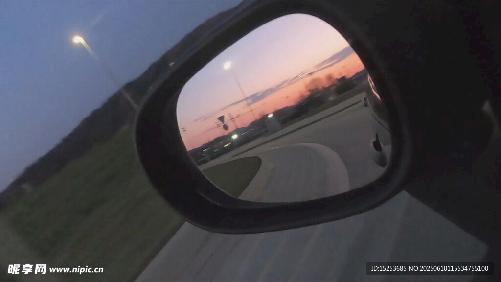 車鏡中的黃昏公路美景