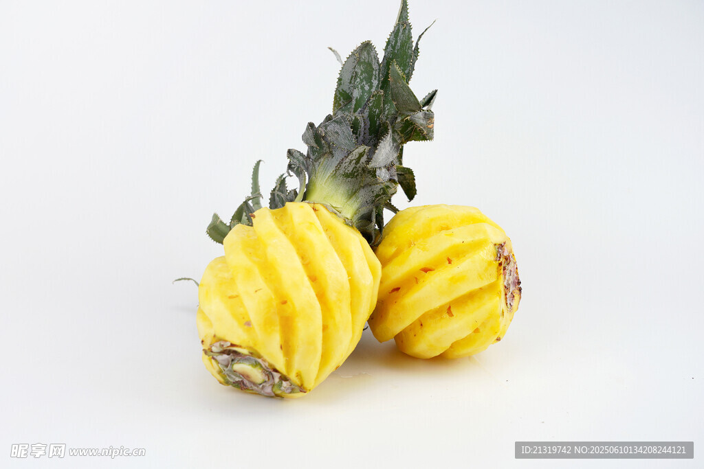 兩個去皮菠蘿