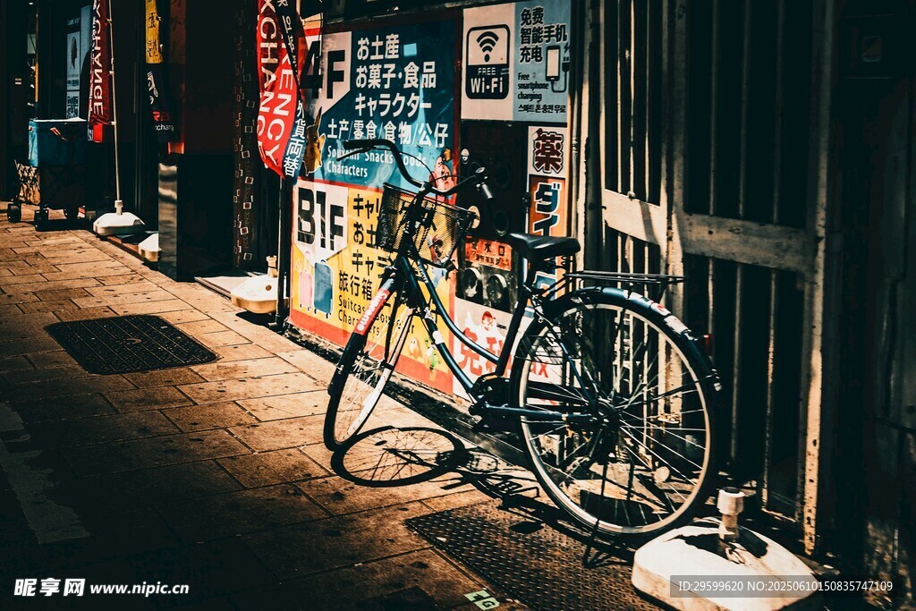街頭夜色下的停放自行車