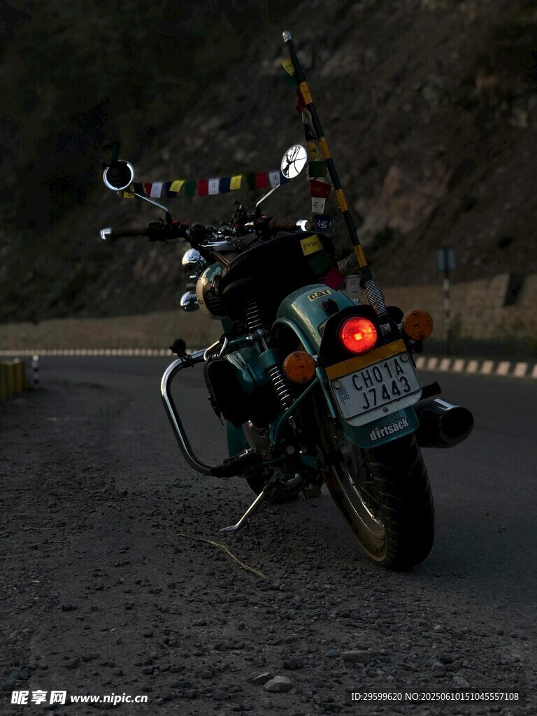 夜色中停放的復古摩托車