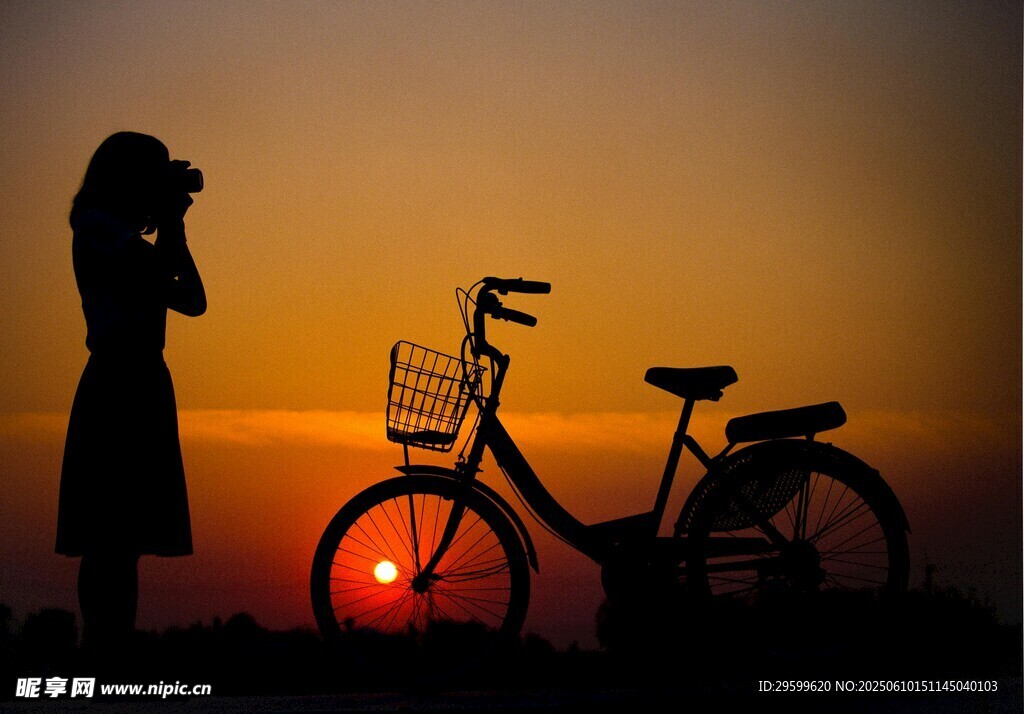 夕陽下的女子與單車