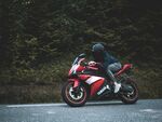 公路上的酷炫摩托車騎手