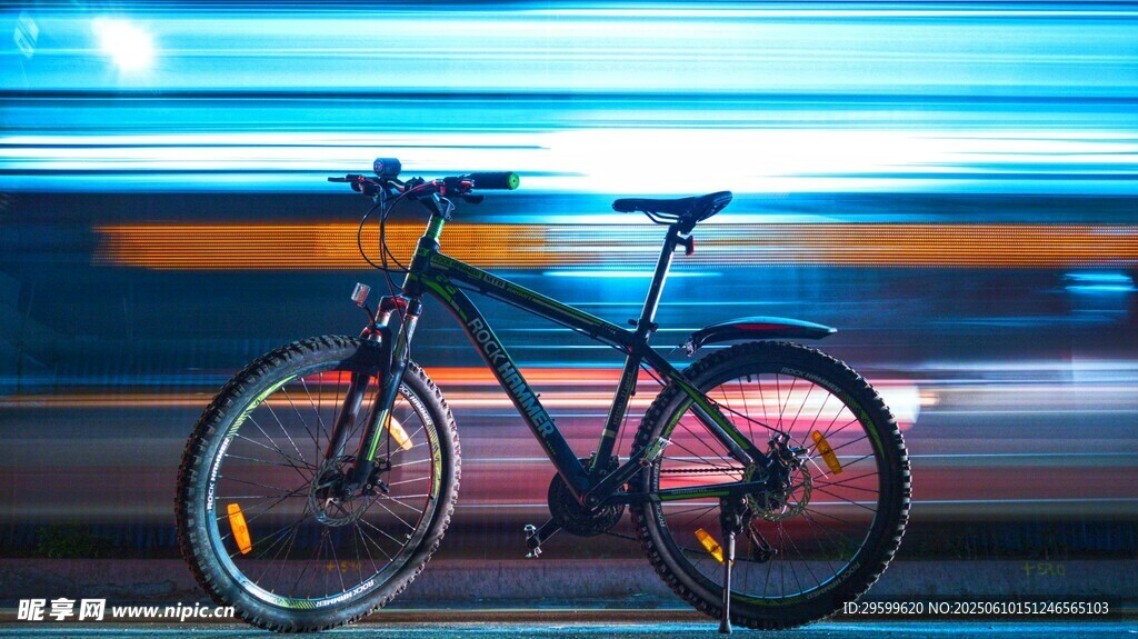 動感騎行中的炫酷自行車