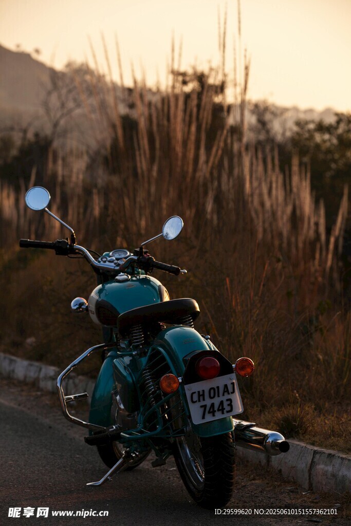夕陽下的復古摩托車