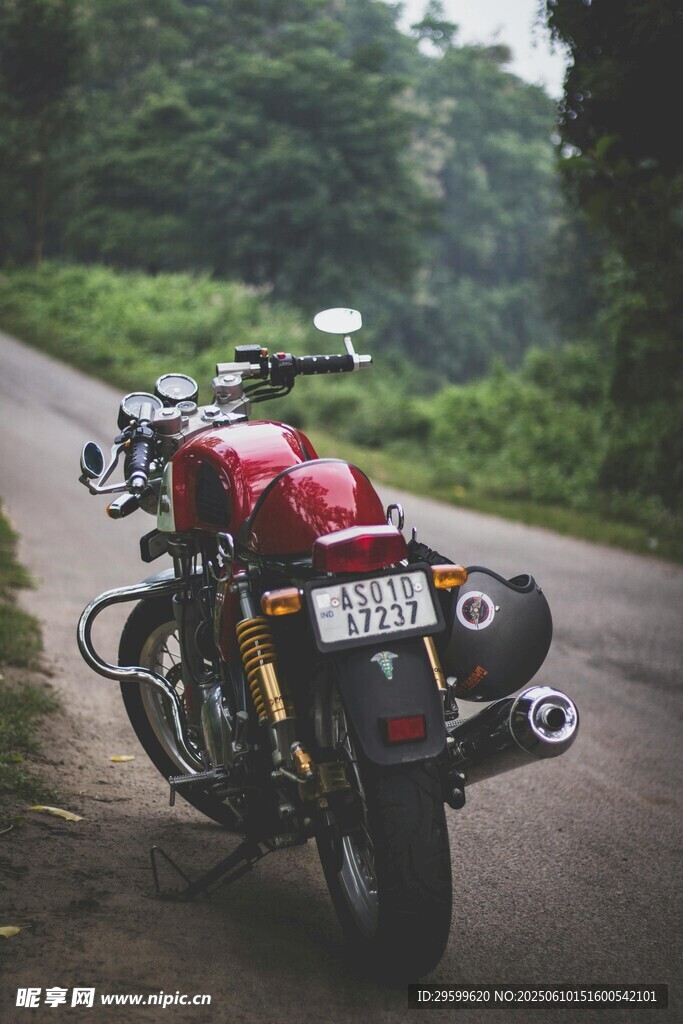 公路旁的復(fù)古摩托車(chē)