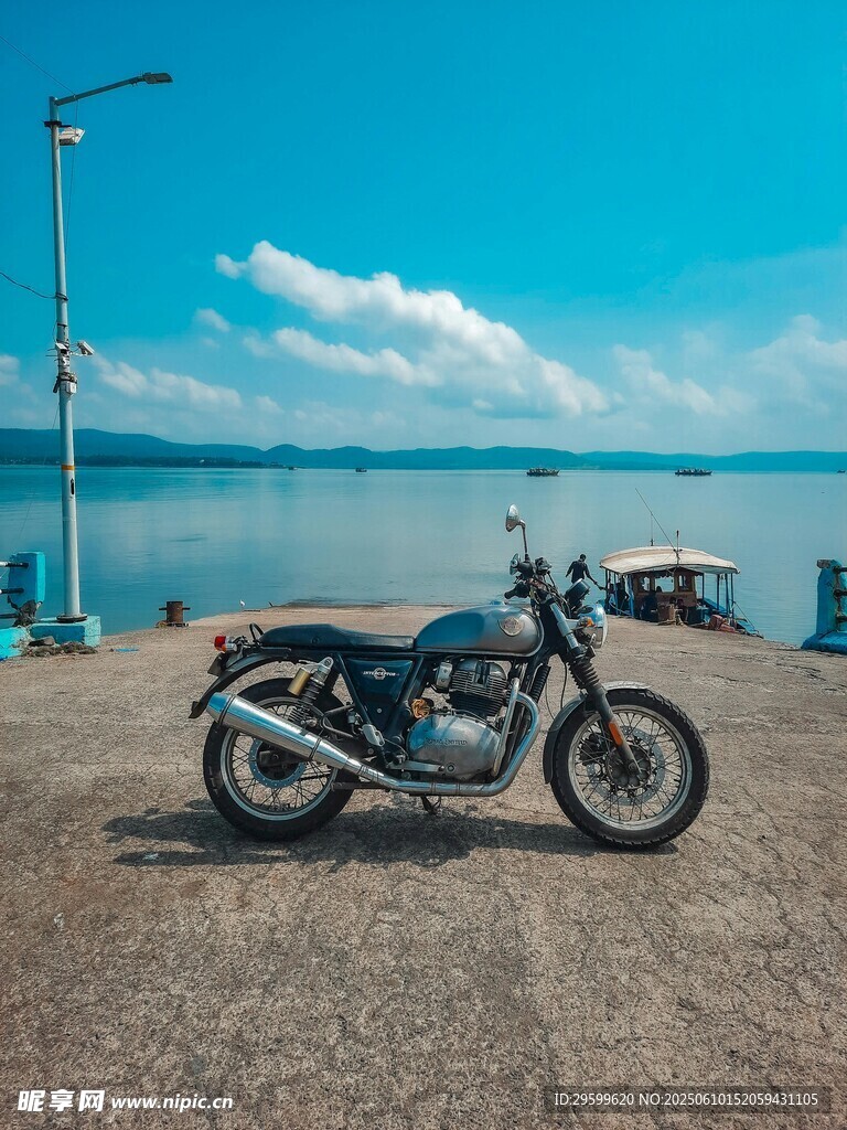 湖畔邊的復古摩托車