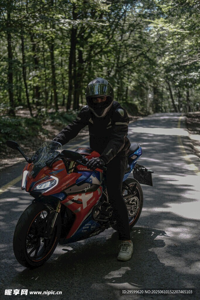 林間騎行者與炫酷摩托車